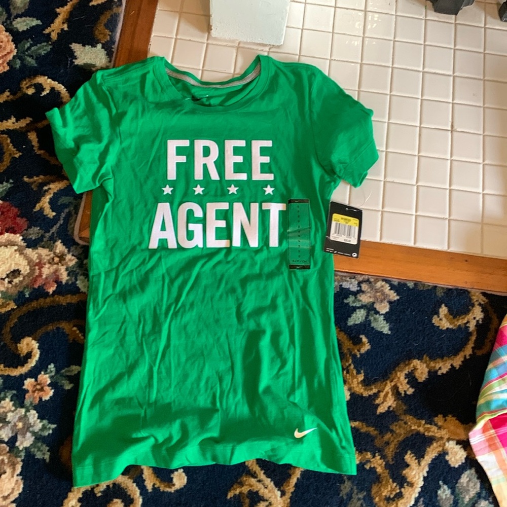 Nike women’s free agent tee in green and white. Great for any sport‎